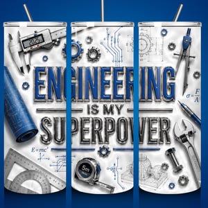 Pode incluir: Um copo cilíndrico com fundo branco e gráficos azuis com tema de engenharia, incluindo um paquímetro, compasso, chave inglesa, engrenagens e plantas. O texto "ENGINEERING IS MY SUPERPOWER" está escrito em letras com um estilo metálico.