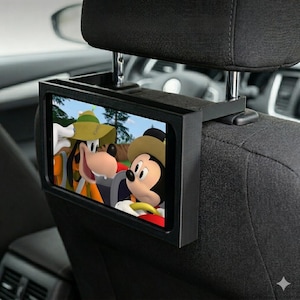 Può includere: Supporto nero per tablet per poggiatesta auto che mostra un cartone animato con Topolino e Pippo. Il supporto è fissato al poggiatesta con una staffa, progettato per contenere un tablet per l'intrattenimento in auto.