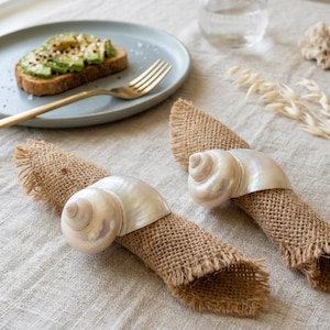 Polierte Serviettenringe aus Muscheln | Schimmernde Tischdekoration im Küstenstil | Rustikale Boho-Hochzeitsdekoration | Modernes, organisches Tischaccessoire
