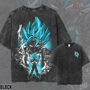 Könnte beinhalten: Schwarze Grafik-T-Shirts mit einem blauhaarigen Anime-Charakter-Design. Das Hauptshirt zeigt eine große Illustration des Charakters mit blauen Energieeffekten. Eine kleinere Version des Designs befindet sich auf dem kleineren Shirt. Das Wort "BLACK" steht unten.