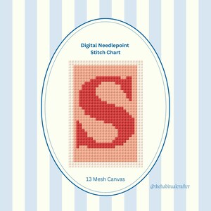 Può includere: Schema di punto aghi digitale con una lettera "S" rossa su uno sfondo sfumato rosa e pesca. Il testo "Digital Needlepoint Stitch Chart" e "13 Mesh Canvas" sono visualizzati. Lo sfondo presenta strisce verticali blu e bianche.