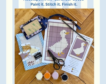 Kit per ricamo a punto croce "Oca Lavanda", progetto creativo per principianti per realizzare un'etichetta per bagagli.