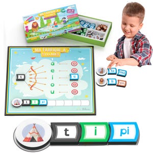 Peut inclure: Jeu éducatif avec le texte "MA FABRIQUE A SYLLABES". Le jeu comprend un tableau avec des lettres et des cibles, des tuiles magnétiques et une boîte avec des tuiles supplémentaires. Un enfant interagit avec le jeu.
