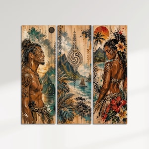 Può includere: Un set di arte murale a tre pannelli con un design di ispirazione polinesiana su uno sfondo con venature del legno. Il pannello sinistro mostra una persona con tatuaggi tribali, il pannello centrale raffigura un paesaggio isolano tropicale con una barca e il pannello destro mostra una persona con accenti floreali e tatuaggi.
