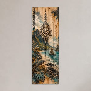 Può includere: Un pannello decorativo da parete in legno con una scena costiera tropicale, una barca a vela su acqua blu, coste rocciose e foglie di palma. Un emblema nero a spirale circolare in stile tribale è centrato nella parte superiore dell'immagine.