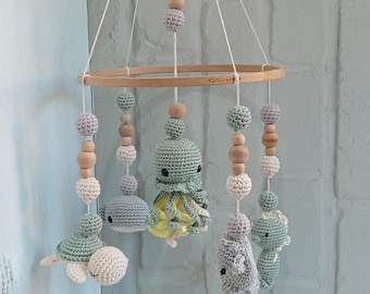 Móvil infantil con temática oceánica: animales marinos, decoración neutra para la habitación del bebé.