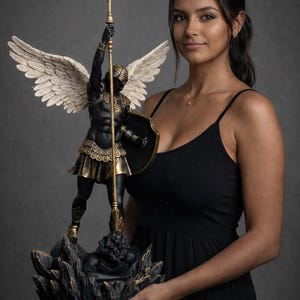 Peut inclure: Statue détaillée d'un ange aux ailes déployées, tenant une croix et un bouclier. L'ange est noir et or, debout sur une base rocheuse. Les ailes sont beiges. La statue est tenue par une personne portant une robe noire.