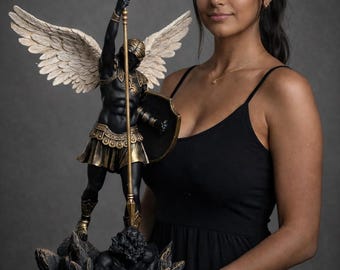Escultura del Arcángel San Miguel – Decoración de arte mitológico con acabado en oro negro