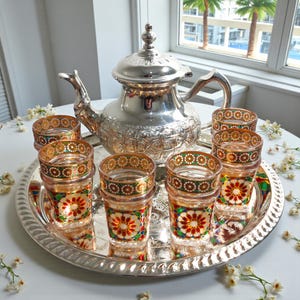 Handgjort marockanskt silver teservis – Graverat bricka och 6 dekorerade glas