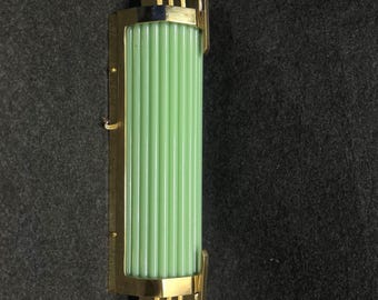 Lampada da parete moderna Art Déco con vetro verde a coste e applique in ottone, illuminazione di lusso per la casa.