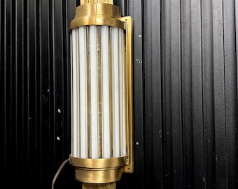 10 szt. mosiężnych lamp ściennych w stylu art déco, matowe szklane tuby, oprawa ścienna