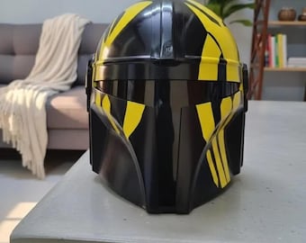 Casco inspirado en The Mandalorian: Edición negra y amarilla / Accesorio de cosplay portátil hecho a mano / Máscara de armadura galáctica personalizada