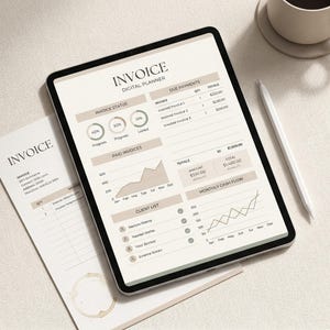 Może przedstawiać: Tablet z cyfrowym układem faktury z sekcjami statusu faktury, należnych płatności i listy klientów. Na zdjęciu widoczna jest również wydrukowana faktura i filiżanka kawy.