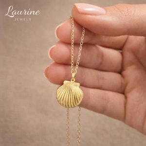 Puede incluir: Un letrero de madera hecho a mano con la palabra "Welcome" en una fuente juguetona. El letrero presenta un fondo blanco desgastado y un marco de madera teñida oscura. Un pequeño corazón decorativo está adjunto al letrero.