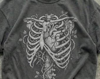 Camiseta con estampado anatómico de corazón y caja torácica, camiseta gótica estilo academia oscura, enredaderas botánicas de anatomía vintage