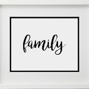 Può includere: Stampa incorniciata in bianco e nero con la parola "famiglia" scritta in corsivo.