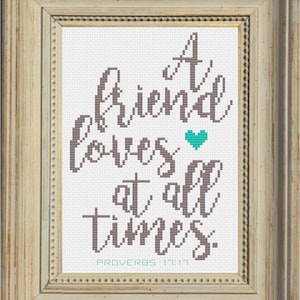 Może przedstawiać: Ramka z haftem krzyżykowym o białym tle i szarym napisem "Przyjaciel kocha przez cały czas". Tekst jest napisany kursywą i zawiera małe turkusowe serce. Na dole projektu znajduje się napis "PRZYPOWIEŚCI 17:17".