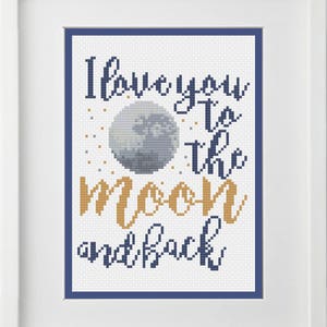 Puede incluir: Patrón de punto de cruz con una luna gris y el texto "Te amo hasta la luna y de regreso" en letras azules y doradas.