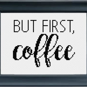 Könnte beinhalten: Schwarz-weiß gerahmter Druck mit dem Text "BUT FIRST, coffee" in einer dekorativen Schrift.