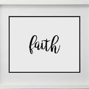 以下が含まれることがあります： 白い背景に、黒の優雅な筆記体で「faith」と書かれた額入りのプリント。 黒い縁と白いフレームで囲まれ、すっきりとしたミニマリストな美学を演出しています。