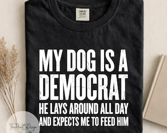 Camiseta retro "Mi perro es demócrata, se pasa el día tumbado" en colores cómodos