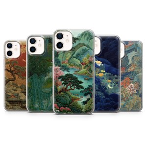 以下が含まれることがあります： 風景画が描かれた5つのスマホケース。ケースには、さまざまなカラーパレットで山、木、水が詳細に描かれています。デザインは自然と静けさを呼び起こし、美しい景色に焦点を当てています。