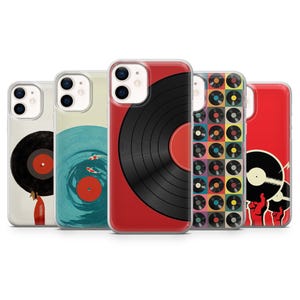 Op de afbeelding: Een verzameling telefoonhoesjes met vinylplaatontwerpen. De hoesjes tonen verschillende artistieke interpretaties van platen, waaronder een zwarte plaat op een rode achtergrond en een patroon van meerdere platen.
