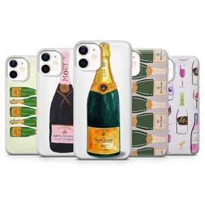 Puede incluir: Una colección de fundas para teléfonos con diseños de botellas de champán. Las fundas muestran varios estilos, incluyendo ilustraciones de botellas de Veuve Clicquot y Moët & Chandon, así como patrones repetidos de botellas de champán y copas de vino.