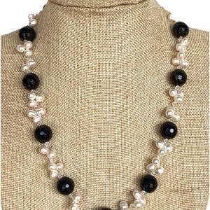 Collier réglable en perles véritables de verre noir à facettes, fermoir en argent sterling