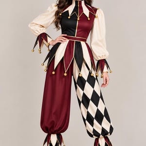 Peut inclure: Un costume de bouffon composé d'un haut à col montant avec des panneaux noirs et bordeaux, des manches crème et un basque assorti. Le pantalon présente une jambe bordeaux et une jambe à motif losanges noir et crème, avec un chapeau à grelots.