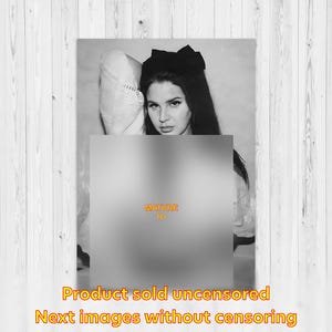 Peut inclure: Photographie en noir et blanc d'une femme aux cheveux foncés et à un grand nœud. L'image est partiellement floutée par une zone grise avec le texte "MATURE 18+". Le texte "Product sold uncensored" et "Next images without censoring" est également présent.