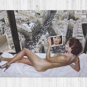 Peut inclure: Une figure nue est allongée sur une surface blanche, tenant une image encadrée d'une femme. L'arrière-plan montre un paysage urbain vu à travers une fenêtre. La figure porte des talons hauts gris. L'image a une esthétique vintage.