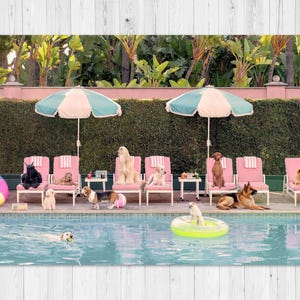 Peut inclure: Une tasse en céramique blanche avec une anse noire et le texte "But First, Coffee" en gras noir. La tasse est posée sur un fond neutre, soulignant son design simple.