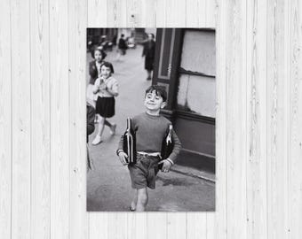 Fine Art Foto von Junge mit Flaschen Wein | Rue Mouffetard Druck | Henri Cartier Bresson Boy Wein | Gerahmter oder ungerahmt Druck | HistorischesPix