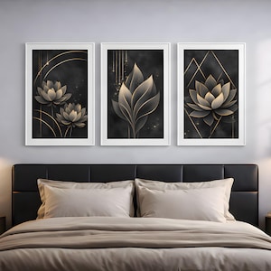 Könnte beinhalten: Drei gerahmte Kunstdrucke mit stilisierten Lotusblumen-Designs in Schwarz und Gold. Das Kunstwerk wird über einem Bett mit einem schwarzen Kopfteil und neutralfarbener Bettwäsche ausgestellt. Die Drucke sind in weißen Rahmen.