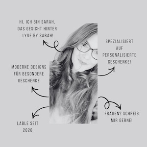 May include: Black and white image featuring a woman with glasses. Text includes "HI, ICH BIN SARAH, DAS GESICHT HINTER LYVE BY SARAH!" and "MODERNE DESIGNS F&Uuml;R BESONDERE GESCHENKE." Additional text states "SPEZIALISIERT AUF PERSONALISIERTE GESCHENKE!" and "FRAGEN? SCHREIB MIR GERNE!" The text "LABLE SEIT 2026" is also present.