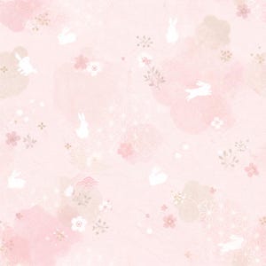 以下が含まれることがあります： 淡いピンク色の生地に、白いウサギのシルエット、繊細な桜の花、そしてピンクの色合いの柔らかな水彩画風の雲の形の上に重ねられた繊細な幾何学模様のラインが繰り返されるデザインが施されています。
