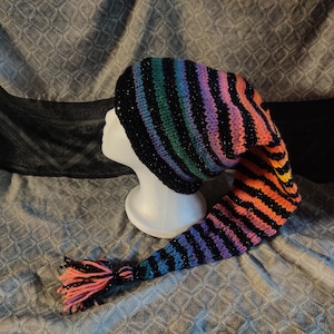 Soluppgångsgradient och svart glitterrandig trollkarlsmössa med pixiemotiv