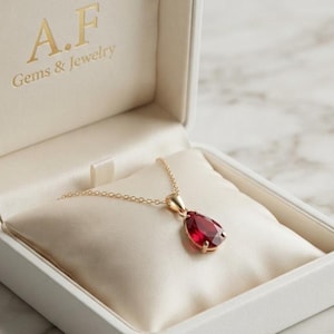 Exquisite peervormige, in het laboratorium gekweekte robijn hangerketting in vergulde zetting | A.F Gems & Jewelry
