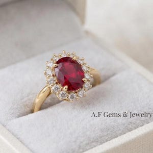 Anillo con halo de diamantes y rubí cultivado en laboratorio, estilo vintage en oro amarillo, joyería de la piedra natal de julio.