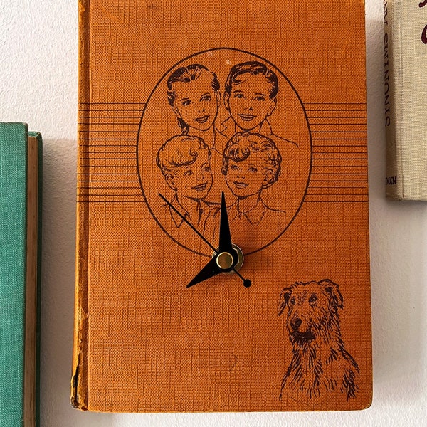 Horloge - petite horloge murale - Bobbsey Twins - horloge orange - horloge livre - horloge de chambre d'enfant - horloge murale vintage - horloge recyclée