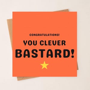 Könnte beinhalten: Eine quadratische Grußkarte mit leuchtend orangefarbenem Hintergrund und dem schwarzen Text CONGRATULATIONS! YOU CLEVER BASTARD! mittig auf der Vorderseite. Ein einzelner gelber fünfzackiger Stern befindet sich unter dem Text, ein brauner Umschlag ist sichtbar.