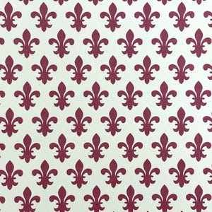 Può includere: Un motivo ripetuto di simboli di giglio bordeaux su sfondo crema. Il design simmetrico presenta il giglio stilizzato, un classico emblema araldico, creando un motivo tessile decorativo ed elegante.