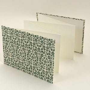 Leporello - 16,5 x 11,5 cm Querformat, Einband ital. Papier CARTA VARESE Dekor *Viticcio Fiore grün*
