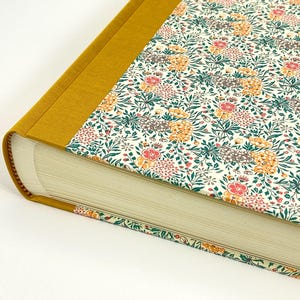 Edles Fotoalbum 30 x 30 cm mit 50 Blatt – Buchrücken aus Buchbinderleinen, Umschlag mit italienischem Carta Varese-Papier in Orange und Türkis. Perfekt für besondere Erinnerungen.“
