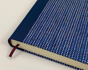 Notizbuch / Tagebuch DIN A5 Japanpapier CHIYOGAMI Dekor "Punktgewebe auf dunkelblau".