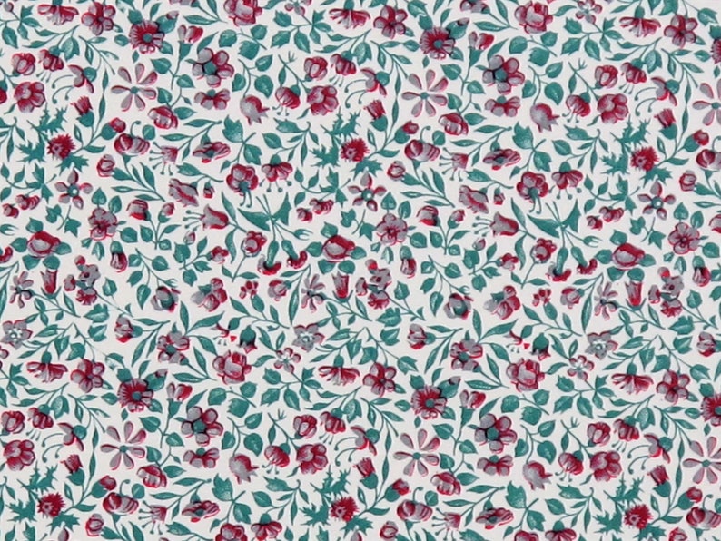 以下が含まれることがあります： 小さな赤と緑青の花と葉が繰り返しパターンで描かれた白い布地