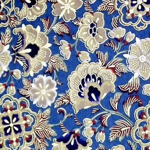 Pu&ograve; includere: Un tessuto blu con un motivo floreale. I fiori sono in tonalit&agrave; di bianco, beige e marrone. Le foglie sono in tonalit&agrave; di rosso e marrone.