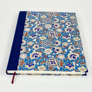Taccuino Chiyogami A4 – Libro bianco con design *Blütenzauber Blau*, 192 pagine