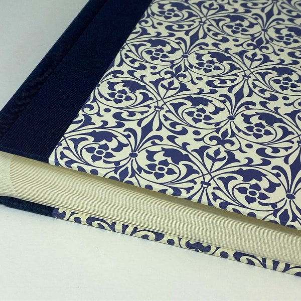 Fotoalbum 24x25 cm, 30 Blatt bzw. 60 Seiten, Einband in CARTA VARESE Design "Zierornament blau"